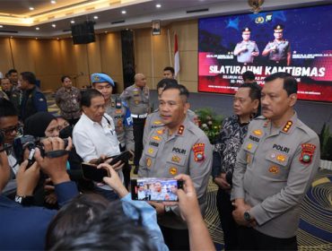 Kapolda Kepri Irjen Pol. Asep Safrudin, S.I.K., M.H., didampingi Kombes. Pol. Zahwani Pandra Arsyad, S.H., M.Si., Kabidhumas Polda Kepri saat diwawancara wartawan. F: Humas Polda Kepri