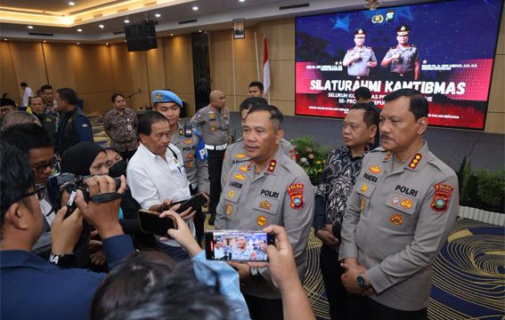 Kapolda Kepri Irjen Pol. Asep Safrudin, S.I.K., M.H., didampingi Kombes. Pol. Zahwani Pandra Arsyad, S.H., M.Si., Kabidhumas Polda Kepri saat diwawancara wartawan. F: Humas Polda Kepri