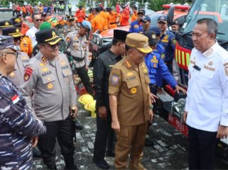 Berbincang setelah apel kegiatan Apel Kesiapan Tanggap Darurat Cuaca Ekstrem serta Bencana Hidrometeorologi Provinsi Riau Tahun 2025. F: Ist