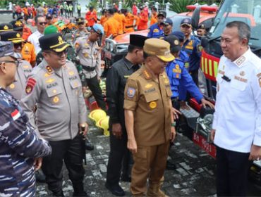 Berbincang setelah apel kegiatan Apel Kesiapan Tanggap Darurat Cuaca Ekstrem serta Bencana Hidrometeorologi Provinsi Riau Tahun 2025. F: Ist