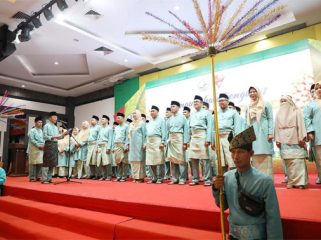 Wali Kota Batam, Amsakar Achmad didampingi Bupati Karimun, Ing Iskandarsyah kukuhkan Kerabat Barkad Masa Bakti 2025-2030 di Ballroom Golden Prawn Bengkong. F: Ist 