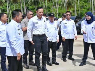 Gubernur Ansar Ahmad bersama Menko Infrawil Agus Harimurti Yudhoyono dan Menhub Dudy saat peresmian tiga infrastruktur perhubungan strategis Kepri di Kuala MAras, Letung, Kabupaten Anambas. F: Ist