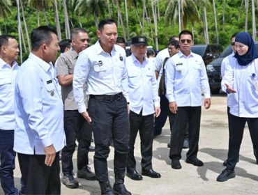 Gubernur Ansar Ahmad bersama Menko Infrawil Agus Harimurti Yudhoyono dan Menhub Dudy saat peresmian tiga infrastruktur perhubungan strategis Kepri di Kuala MAras, Letung, Kabupaten Anambas. F: Ist