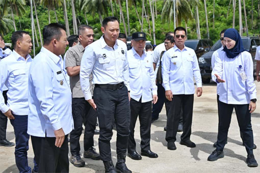 Gubernur Ansar Ahmad bersama Menko Infrawil Agus Harimurti Yudhoyono dan Menhub Dudy saat peresmian tiga infrastruktur perhubungan strategis Kepri di Kuala MAras, Letung, Kabupaten Anambas. F: Ist