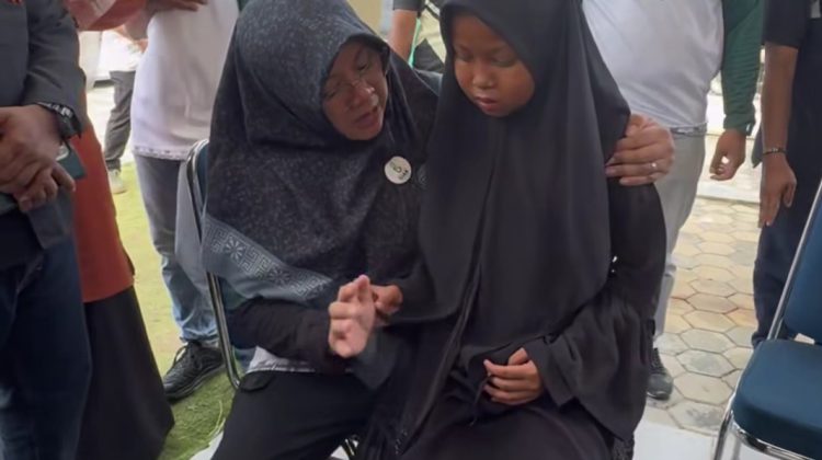 Bupati Siak Afni Zulkifli memangku Ulfa. (Foto: ist)
