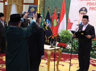 Gubernur Kepulauan Riau Ansar Ahmad membaca sumpah dan melantik Luki Zaiman Prawira sebagai P) Sekretaris Daerah Provinsi Kepulauan Riau, di Gedung Daerah, Tanjungpinang. F: Diskominfo