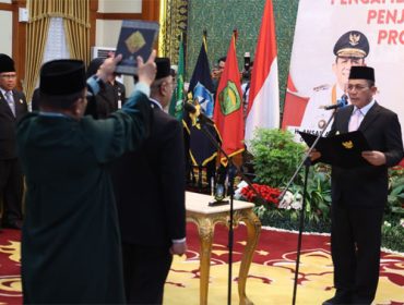 Gubernur Kepulauan Riau Ansar Ahmad membaca sumpah dan melantik Luki Zaiman Prawira sebagai P) Sekretaris Daerah Provinsi Kepulauan Riau, di Gedung Daerah, Tanjungpinang. F: Diskominfo