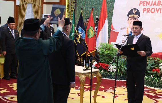 Gubernur Kepulauan Riau Ansar Ahmad membaca sumpah dan melantik Luki Zaiman Prawira sebagai P) Sekretaris Daerah Provinsi Kepulauan Riau, di Gedung Daerah, Tanjungpinang. F: Diskominfo