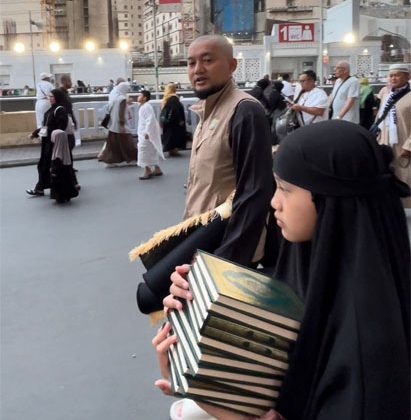 Bripka Zulhamsyah, usai melaksanakan ibadah umrah gelar kegiatan membagikan Al Quran dan sosial Razia Perut Lapar (RPL) di sekitar Baitullah, Masjidil Haram, Kota Mekkah. (Foto; ist)