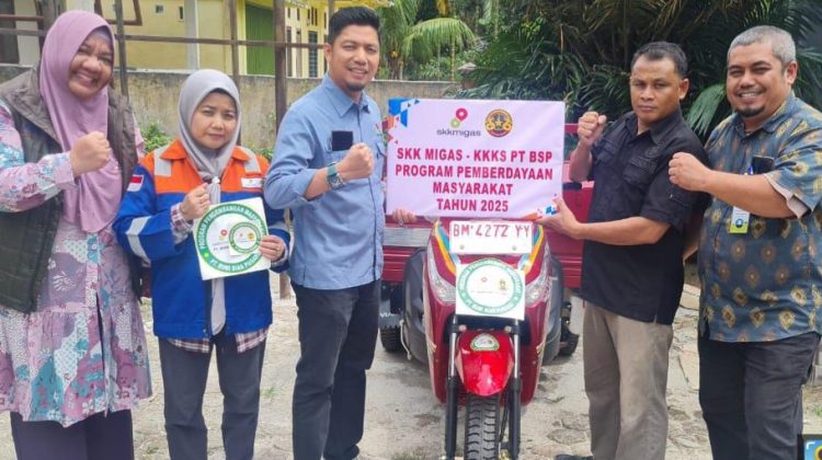 Penyerahan bantuan kendaraan angkut sampah PT. BSP kepada 
Kampung Pebadaran.
