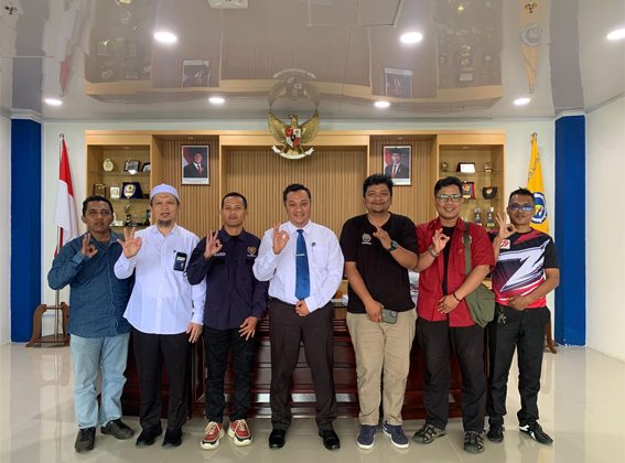 Foto bersama Rektor Umrah Rektor Umrah Prof Agung Dhamar Syakti didampingi Warek III Wakil Rektor III UMRAH Suryadi Ketua PWI Tanjungpinang Suhardi dan para pengurus dan anggota usai audiensi di gedung Rektorat Ismeth Abdullah, Senin 8 Desember 2025 (humas: PWI Tanjungpinang/istimewa)