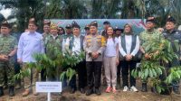 Disaksilan Menhut RI, Warga Bagan Limau Tumbangkan Sawit, Awali Pemulihan Tesso Nilo