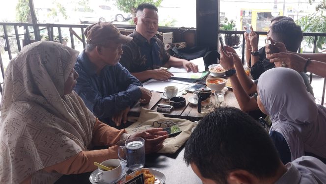 
					Norma dan Eramzi bersama kuasa hukumnya, Herman, saat memberi keterangan pers. (RK1)