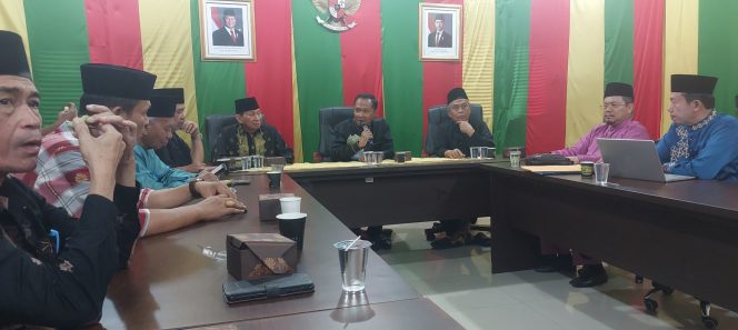 
					Tim penolakan relokasi penghuni TNTN di Cerenti saat berkunjung ke LAMR (RK1)