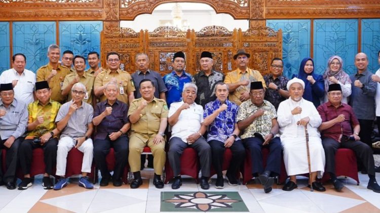 Tokoh masyarakat Riau saat bersilaturahmi dengan Plt Gubernur Riau SF. Hariyanto. (Foto: ist)