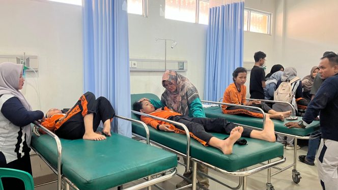 
					Bupati Siak, Dr. Afni Zulkifli, saat melihat langsung korban ambruknya Tangsi Belanda di rumah sakit. (Foto: ist)
