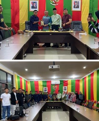 Rombongan mahasiswa UKM berkunjung ke Balai Adat Lembaga Adat Melayu Riau. (Foto: Ist)