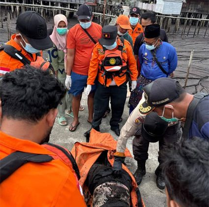mayat laki-laki ditemukan terapung di perairan Desa Tanjung Kedabu, Kecamatan Rangsang Pesisir, Kabupaten Kepulauan Meranti. (Foto: Ist)