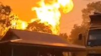 Ledakan Pipa Gas Gegerkan Warga Kemuning, Api Menyembur 15 Meter di Tengah Hujan Lebat