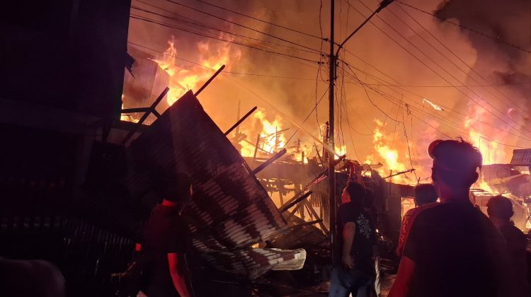 Kebakaran di Pasar Peranap meludeskan 13 kios. (Foto: ist)