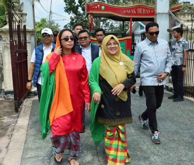 
					Utusan Khusus Presiden RI Bidang Pariwisata, Zita Anjani dan Bupati Siak Afni Zulkifli. (Foto: ist)