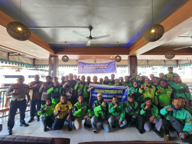 
					Ket Foto : Dirlantas Polda Kepri Bersama Komunitas Ojek Online di Batam