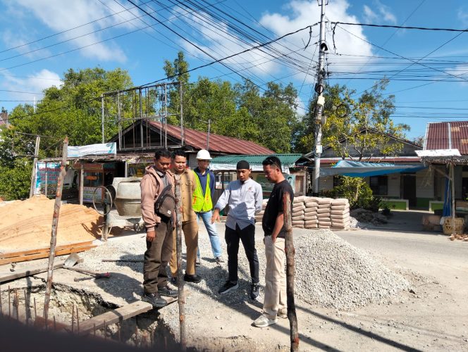 
					Foto : Anggota DPRD Kabupaten Kepulauan Meranti, Syaifi Hasan, meninjau progres pembangunan duiker di Jalan Pelajar (Simpang Puskemas)