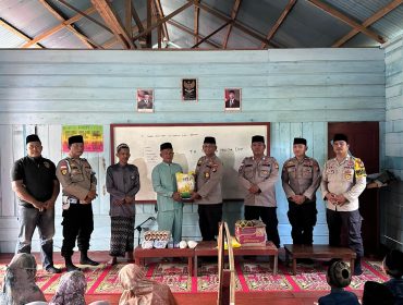 Foto : Kapolsek Rangsang AKP Gunawan Pimpin Penyaluran Bantuan Sosial ke Ponpes An-Nur Tanjung Samak