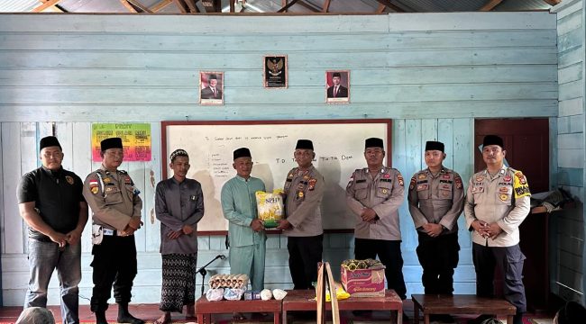 Foto : Kapolsek Rangsang AKP Gunawan Pimpin Penyaluran Bantuan Sosial ke Ponpes An-Nur Tanjung Samak