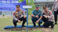 Perkuat Soliditas TNI AL – Polri, Kapolda Riau Datangi Lanal Dumai dan Tanam Pohon