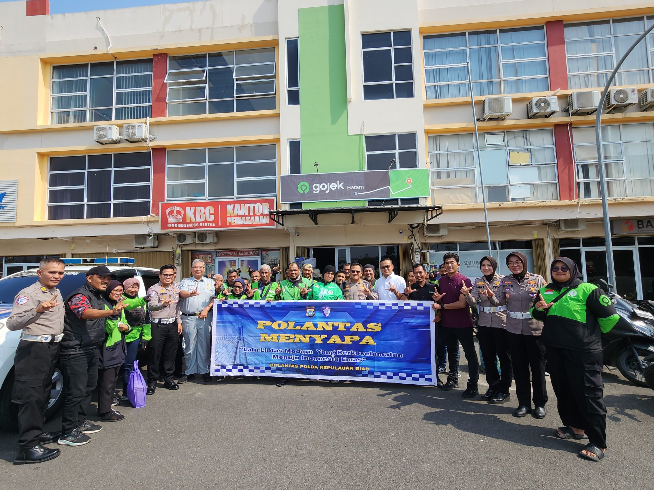 Foto : Ditlantas Polda Kepri foto bersama Kepala Kantor Wilayah PT Jasa Raharja Provinsi Kepri, serta Deliver Gojek 