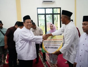 Plt Gubri SF Hariyanto saat menyerahkan bantuan pada safari Ramadan di Bengkalis.