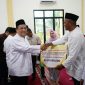 Plt Gubri SF Hariyanto saat menyerahkan bantuan pada safari Ramadan di Bengkalis.
