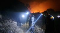 TNI AL Lanal Dumai Bersama Damkar dan Masyarakat Padamkan Karhutla di Desa Kelebuk