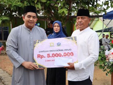 Bupati Bintan Roby Kurniawan didampingi Wakil Bupati Bintan Deby Maryanti serah bantuan operasional masjid. (Foto: Diskominfo Bintan)