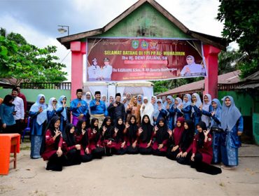 Foto bersama selesai penyerahan bantuan sembako. (Foto: Ist) 