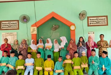 Foto Penyerahan santunan klepada anak yatim piatu di SMPN 3 Kundur Barat.  (Foto: Ist)