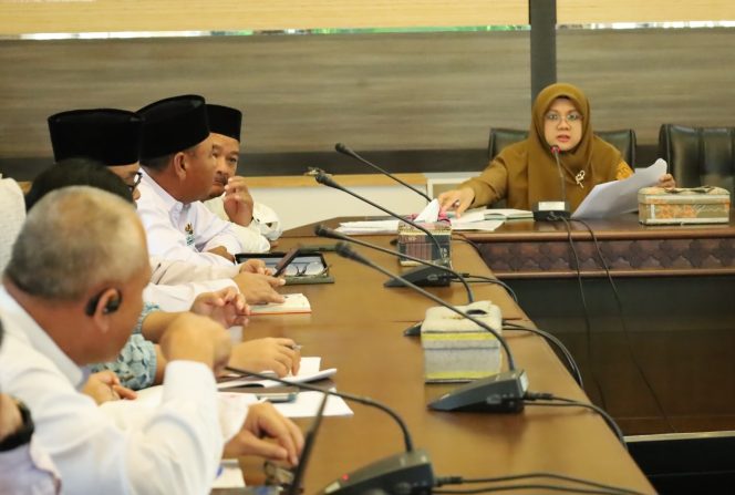 
					Bupati Siak Dr. Afni Zulkifli saat audensi dengan sejumlah perusahaan di Siak.