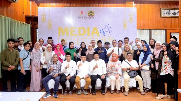 Direksi PT BSP foto bersama insan pers di Pekanbaru. (Foto: ist)