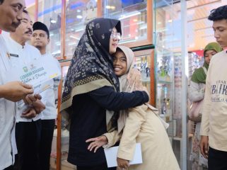 Bupati Siak Afni saat menemani anak yatim berbelanja untuk lebaran.  (Foto: ist)