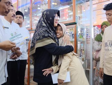 Bupati Siak Afni saat menemani anak yatim berbelanja untuk lebaran.  (Foto: ist)