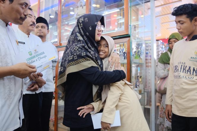 
					Bupati Siak Afni saat menemani anak yatim berbelanja untuk lebaran.  (Foto: ist)