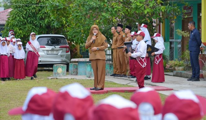 
					Bupati Siak, Dr Afni Zulkifli, saat memimpin apel di SDN 02, Siak. (Foto: ist)