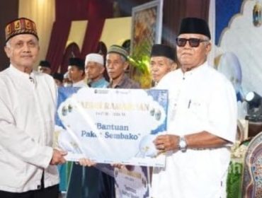 Kelompok nelayan dapat bantuan paket sembako dari PT Timah TBK. (Foto: Humas PT Timah)