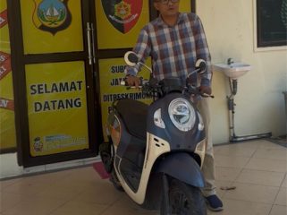 Ramon Damora  lega dan bahagia setelah sepeda motor miliknya  berhasil ditemukan. (Foto: Ist)