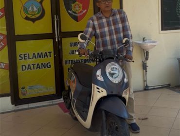 Ramon Damora  lega dan bahagia setelah sepeda motor miliknya  berhasil ditemukan. (Foto: Ist)