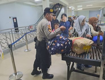 Personel Polri Polda Kepri siaga penuh di Pelabuhan Domestik Ferry Punggur dan Pelabuhan Roro Punggur. (Foto: Humas Polda Kepri)