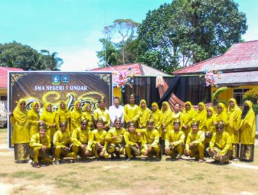 Anggota DPRD Provinsi Kepri dr Jusrizal fhoto bersama Kasek SMAN 1 Ungar M Nasrol, SPd berserta majelis guru dan tenaga kependidikan. (Foto: ist)