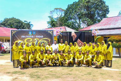 Anggota DPRD Provinsi Kepri dr Jusrizal fhoto bersama Kasek SMAN 1 Ungar M Nasrol, SPd berserta majelis guru dan tenaga kependidikan. (Foto: ist)