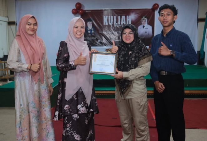 
					Bupati Siak Afni Zulkifli seusai memberi kuliah umum di Universitas Hang Tuah, Pekanbaru.